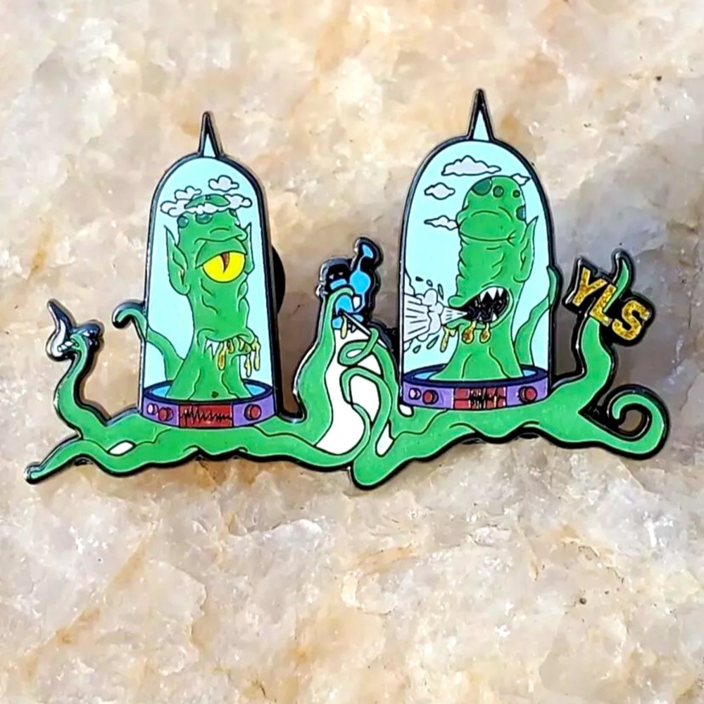 Enamel Pin GLOW IN THE DARK, Kane and Konos